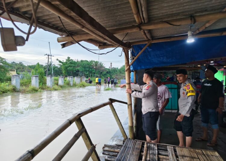 Aparat Polsek Cisoka sedang meninjau TKP bocah tenggelam di saluran irigasi Sungai Cidurian. Foto : Ist