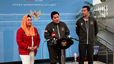 Menpora Erick Thohir (tengah) saat konferensi pers di Istana Negara. Foto : Ist