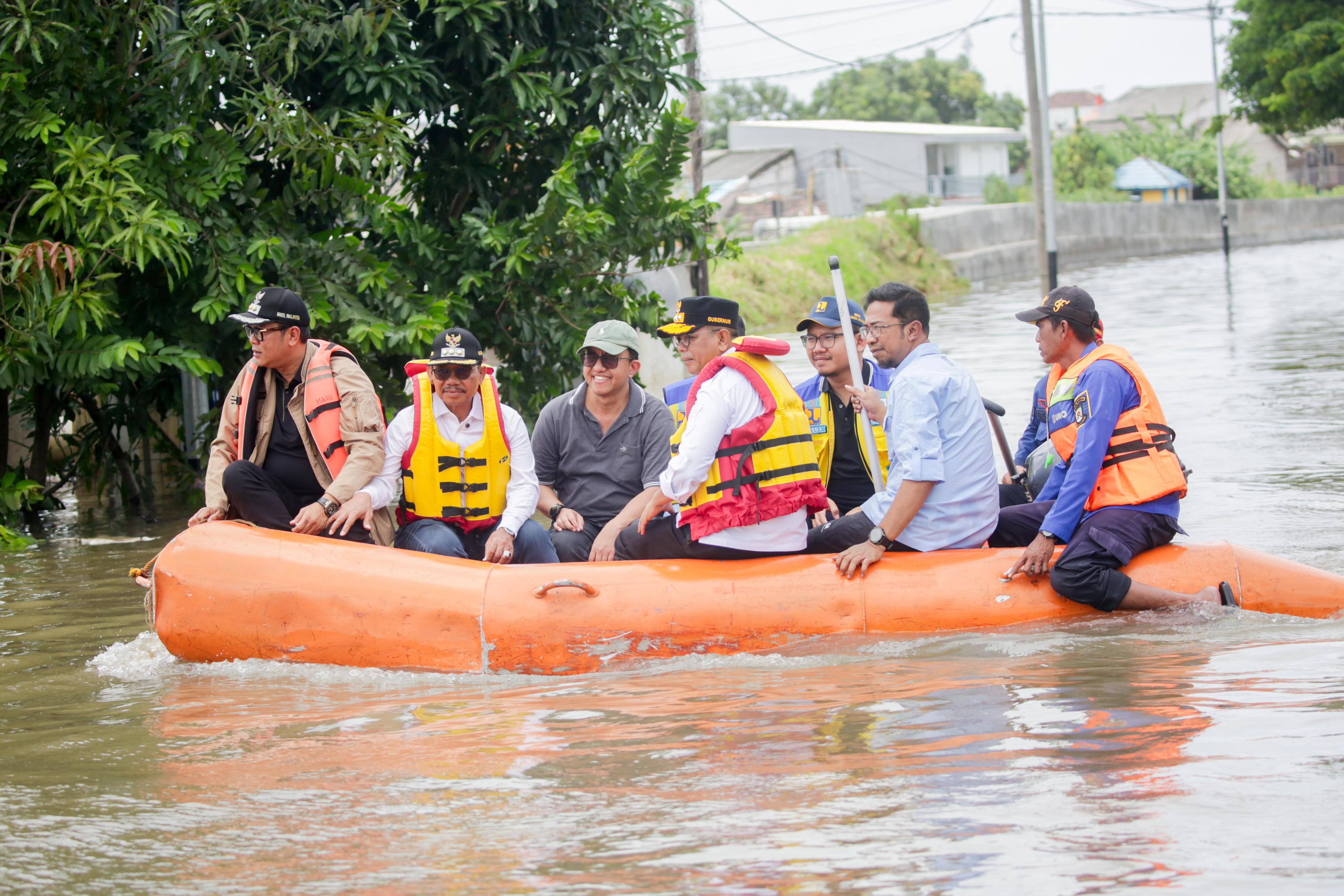 Gubernur Andra Soni (no 3 dari kanan) saat meninjau banjir di Kota Tangerang pada Sabtu (24/1/26). Foto : Humas Pemprov