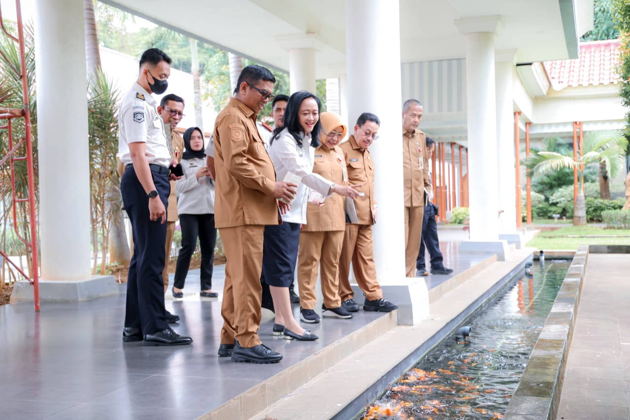 Gubernur Andra Soni (kiri depan) bersama Kepala Kantor Wilayah Direktorat Jenderal Imigrasi Banten, Felucia Sengky Ratna (baju putih depan) saat berada di Gedung Negara Provinsi Banten. Foto : Humas Pemprov