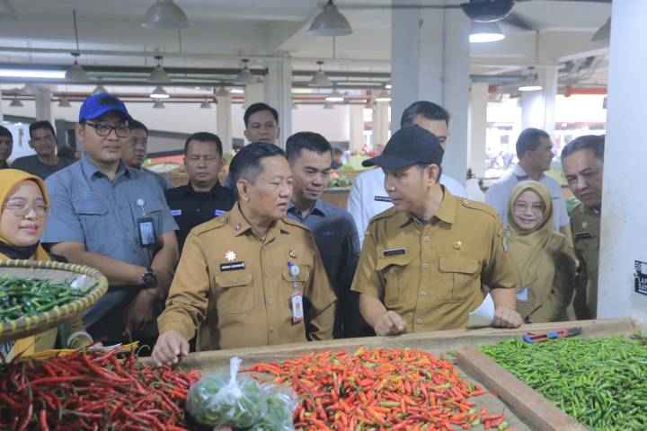 Sekretaris Daerah (Sekda) Kota Tangerang, Herman Suwarman, meninjau langsung kualitas dan ketersediaan bahan pangan di lapak pedagang Pasar Anyar, kemarin.
