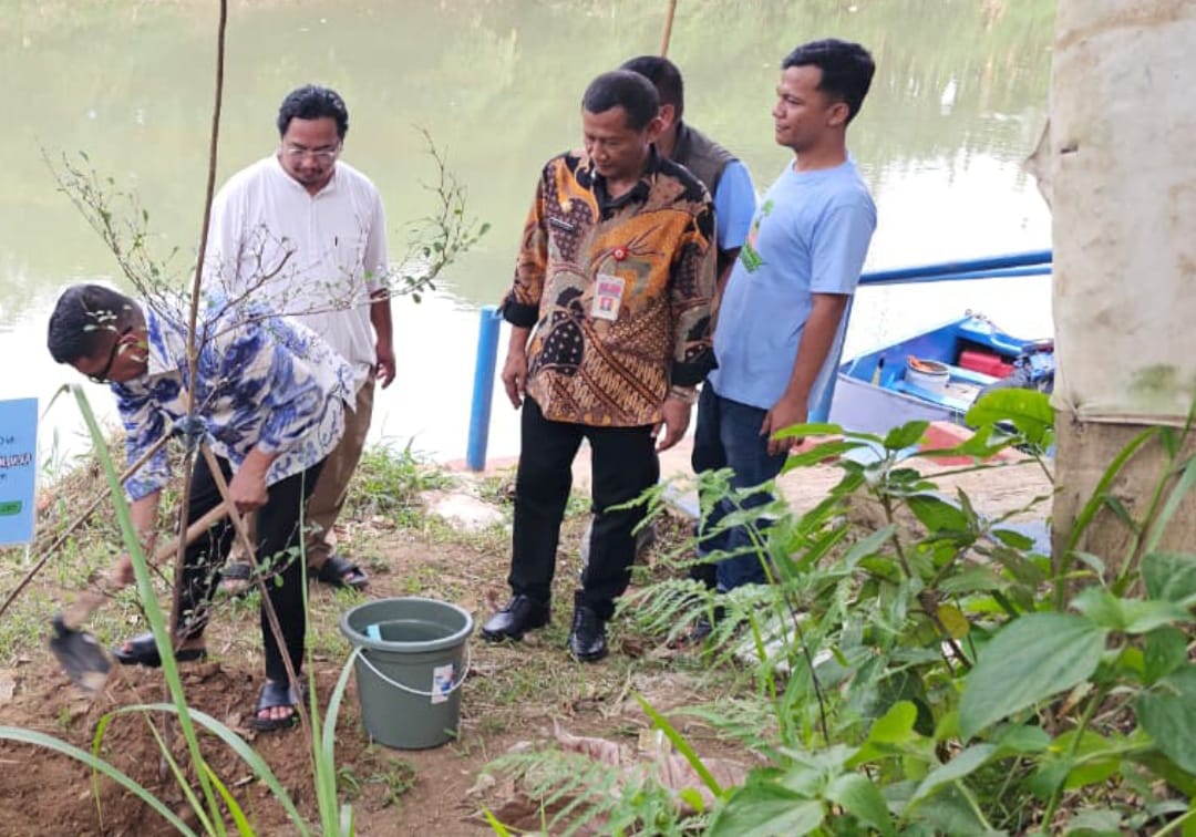 Gubernur Andra Soni sedang menanam pohon di bantaran Sungai Cisadane. Foto : Humas Pemprov