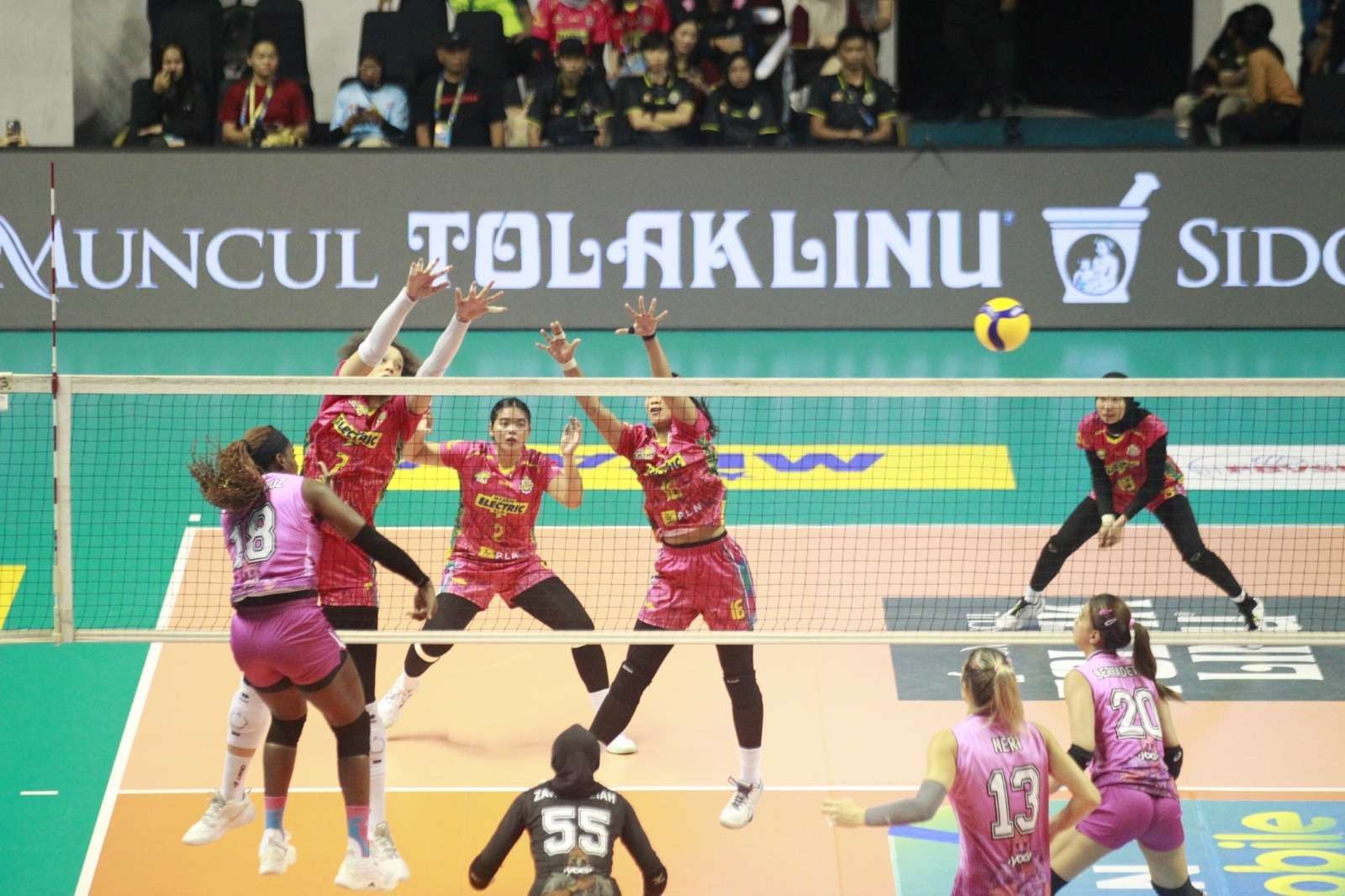 Jakarta Popsivo Polwan (kaos pink) sukses menundukkan Medan Falcons 3-0. Foto : Ist