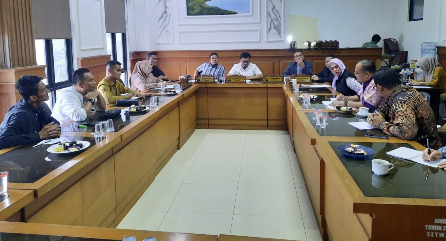 SOAL TANAH. Jajaran Komisi IV DPRD Pandeglang, sedang melakukan hearing soal kepemilikan tanah SDN I Gerendong dengan Pemda Pandeglang dan ahli waris, di ruang Komisi IV DPRD Pandeglang, Kamis (22/1).