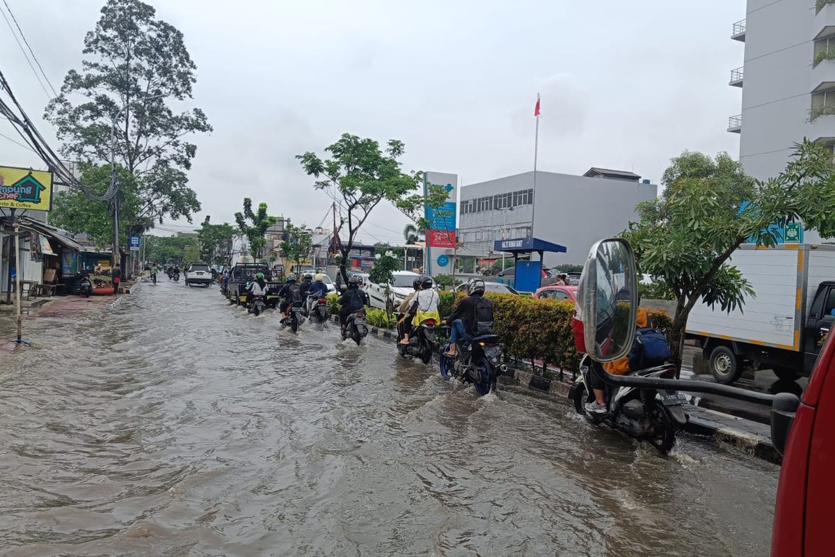 Genangan air di salah satu jalan di Kota Tangerang. Foto : Ist
