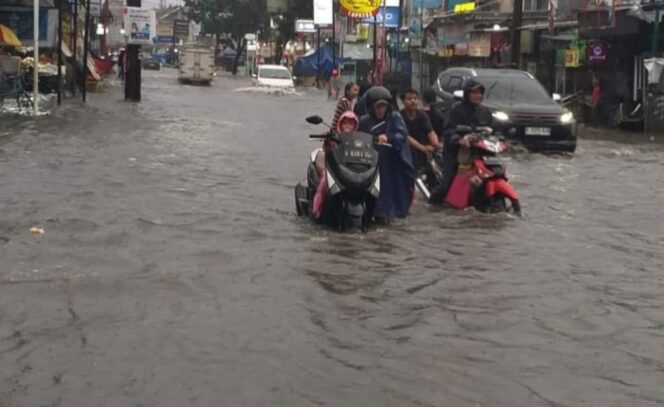 Hujan menggenangi jalan di Kota Tangerang. Foto : Ist