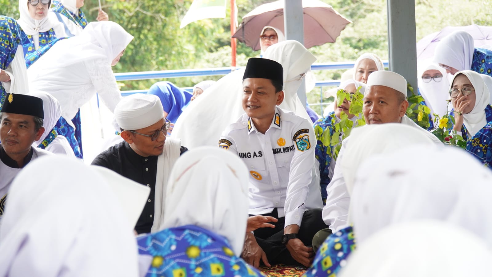 Wakil Bupati Pandeglang, Iing Andri Supriadi, saat menghadiri peringatan milad ke-45 BKMT tingkat Provinsi Banten yang digelar di objek wisata Pesona Curug Goong, Kecamatan Mandalawangi, Selasa (6/1/2026).(Istimewa)