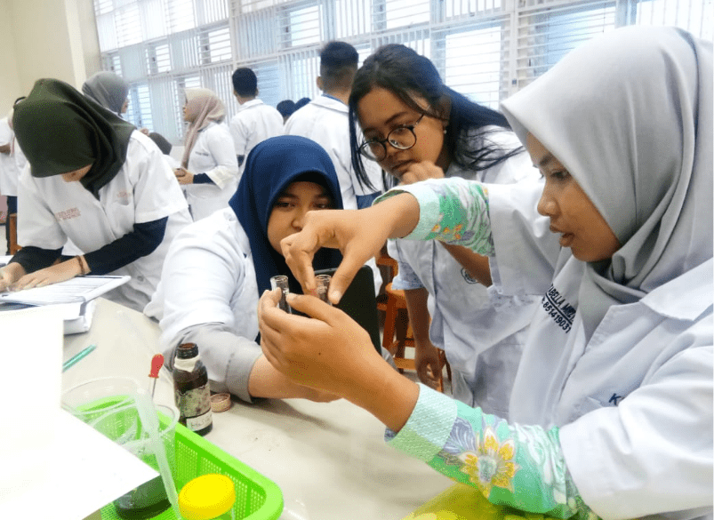 Mahasiswa Kedokteran sedang di Laboratorium. Foto : Ist