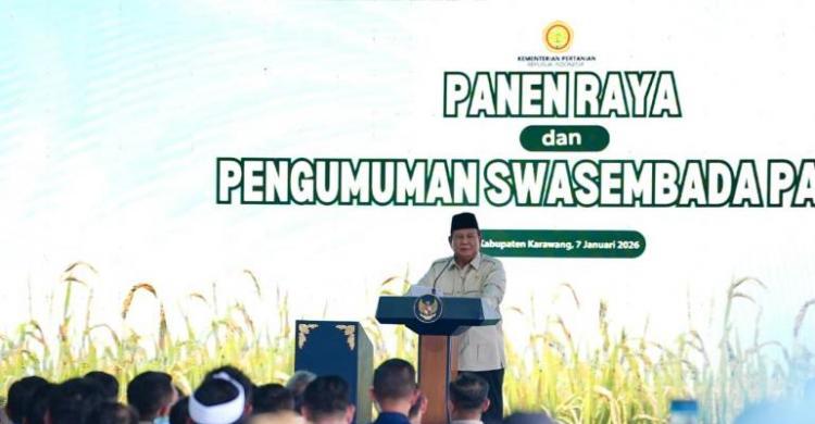 Presiden Prabowo di panen raya di Karawang, Jawa Barat. Foto : Ist