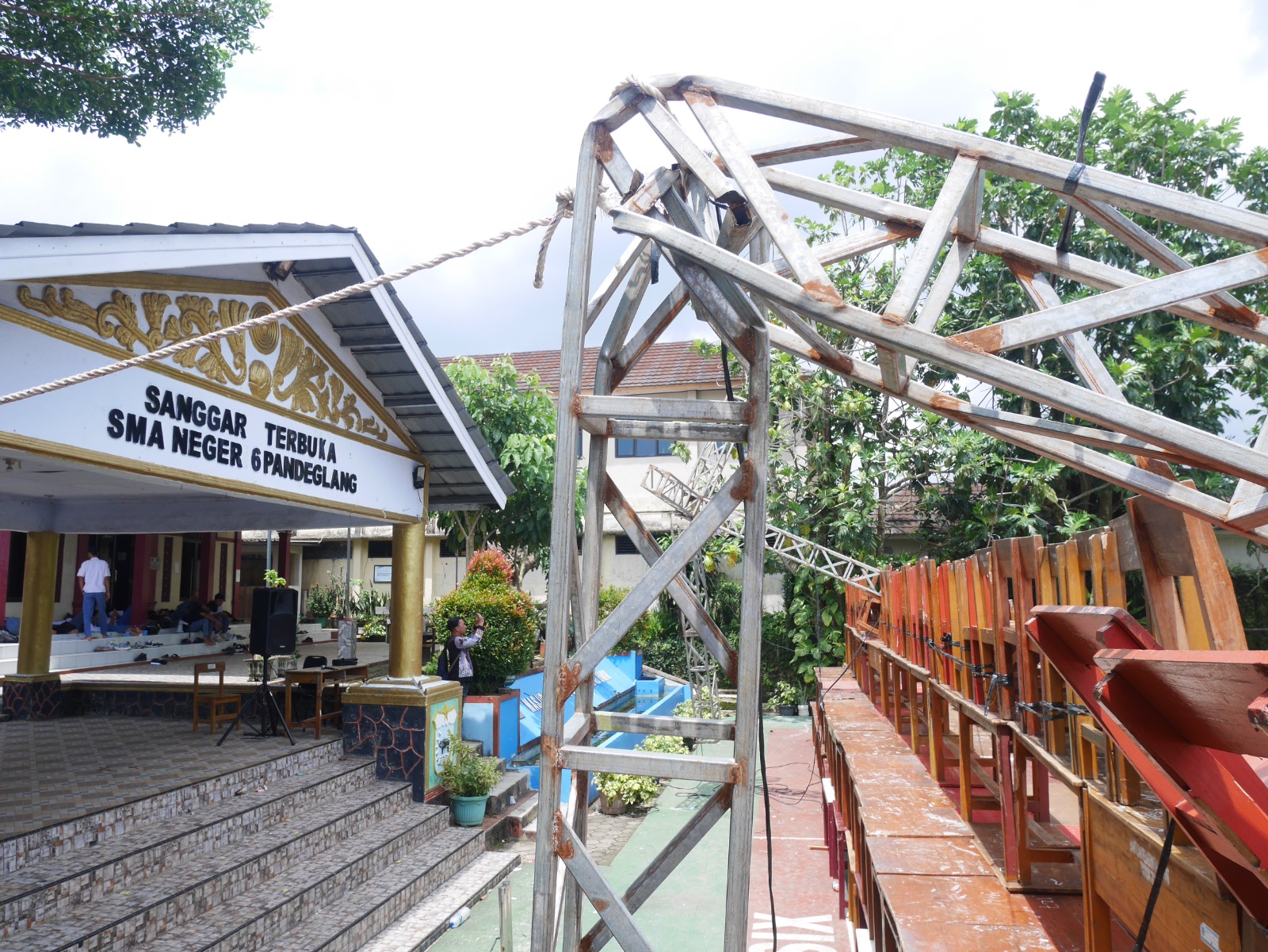 Tiang panggung yang roboh saat sesi pemotretan yang menimpa siswa di SMAN 6 Pandeglang, Sabtu (24/1/2026).(Ari Supriadi/tangselpos.id)