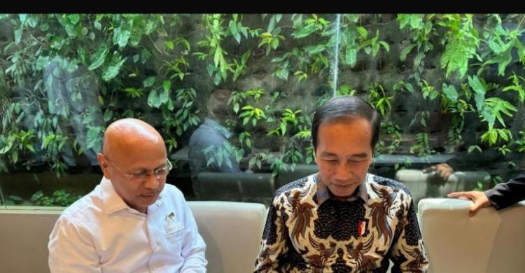 Ketua Umum ReJO Prabowo-Gibran, Darmizal (kiri) bersama Jokowi. Foto : Ist