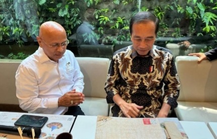 Ketua Umum ReJO Prabowo-Gibran, Darmizal (kiri) bersama Jokowi. Foto : Ist