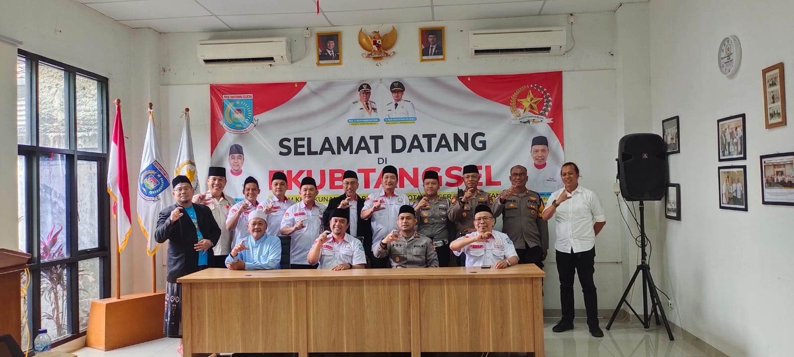 JAGA KERUKUNAN. Momen saat Kapolres Tangerang Selatan (Tangsel) AKBP Boy Jumalolo melakukan kunjungan silaturahmi ke Forum Kerukunan Umat Beragama (FKUB) Kota Tangsel.