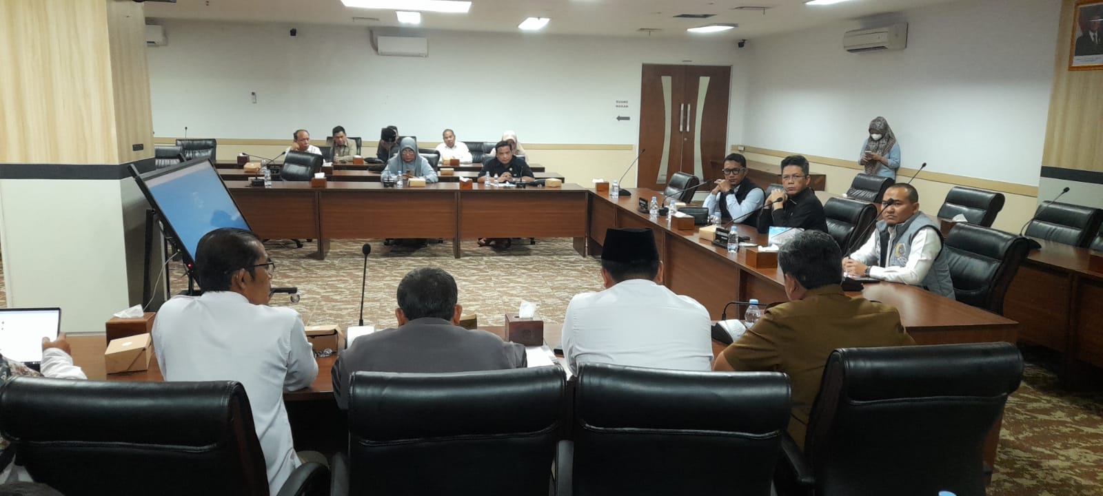 Komis II DPRD Kota Tangsel gelar rapat dengar pendapat dengan stekholder terkait kasus pelecehan anak di sekolah.