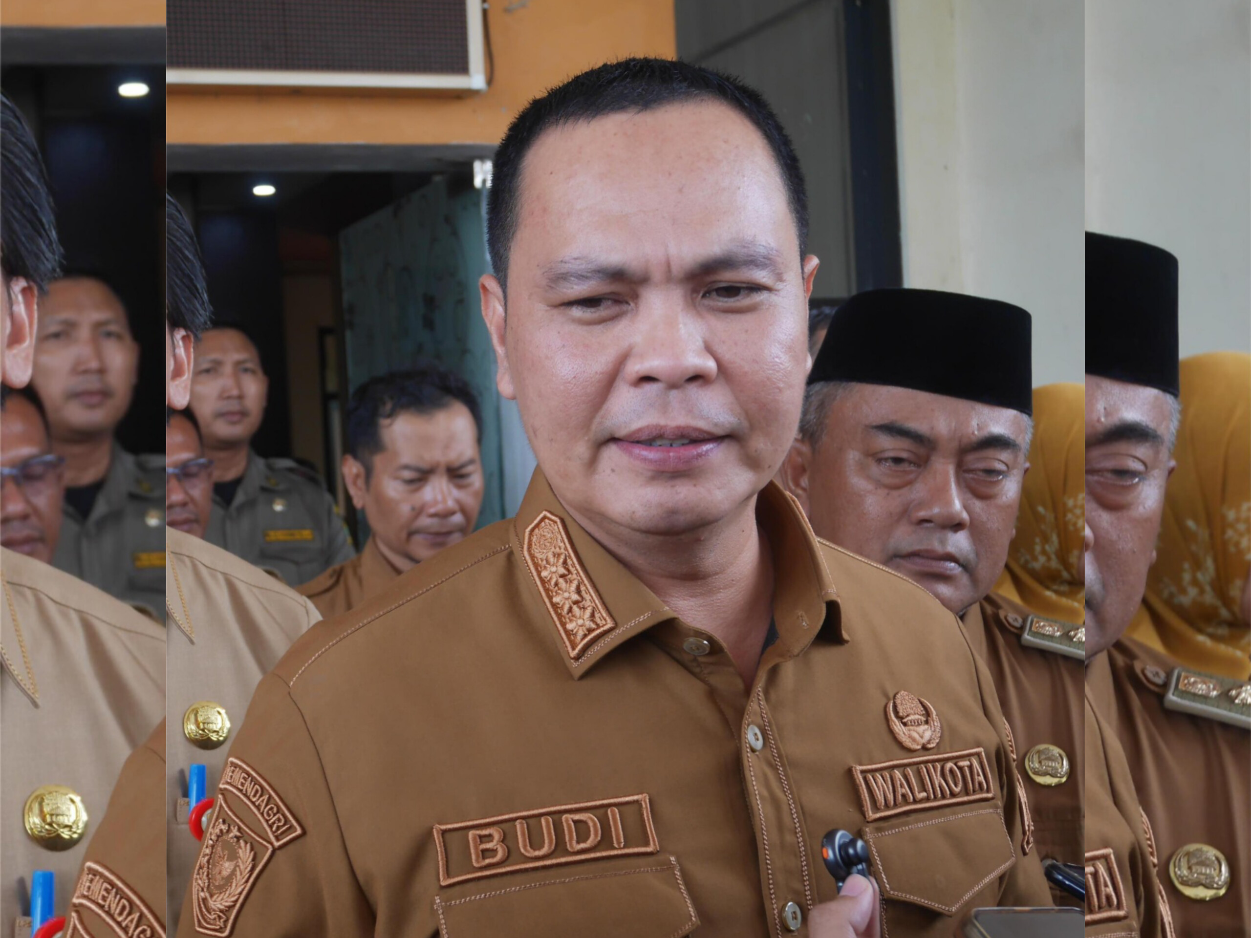 Wali Kota Serang Budi Rustandi saat menjawab pertanyaan wartawan terkait kerja sama pengelolaan sampah Tangsel–Serang. (tangselpos.id/rie)