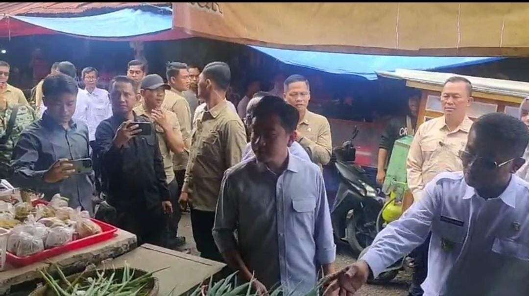 Wapres Gibran saat meninjau Pasar Cikurubuk, Kota Tasikmalaya. Foto : Ist