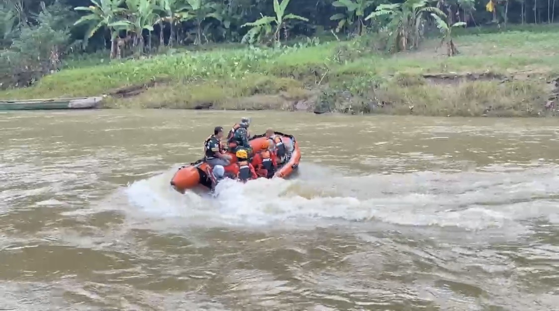 MENCARI. Tim SAR gabungan menggunakan perahu karet, sedang mencari korban hilang terseret arus sungai Ciujung, tepatnya di Desa Cigoong Selatan, Kecamatan Cikulur, Kabupaten Lebak, Selasa (27/1).