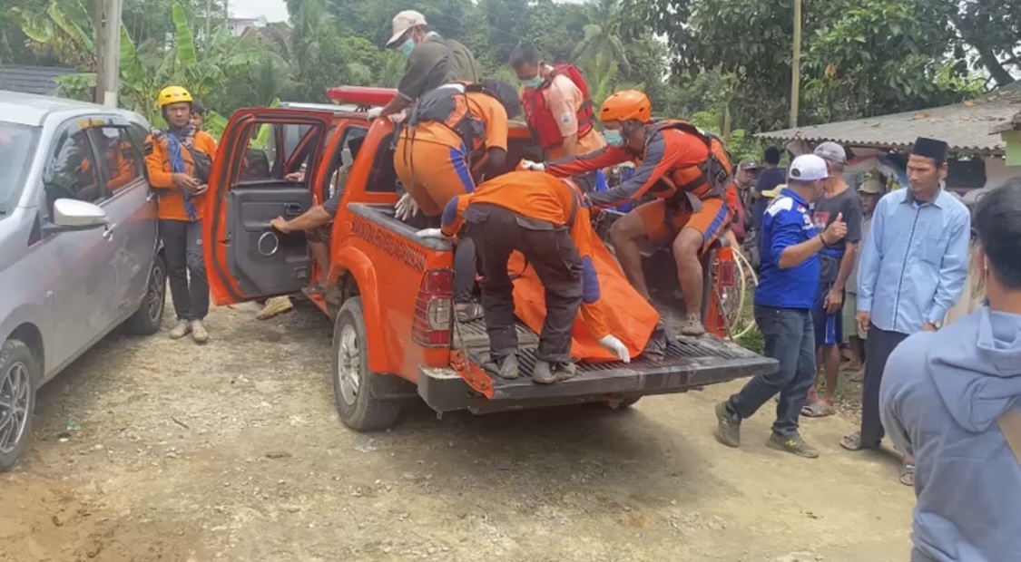 Tim SAR gabungan sedang mengevakuasi korban terseret arus sungai Ciujung, di Kampung Selapajang Ujung, Desa Cigoong Selatan, Kecamatan Cikulur, Kabupaten Lebak, Rabu (28/1).