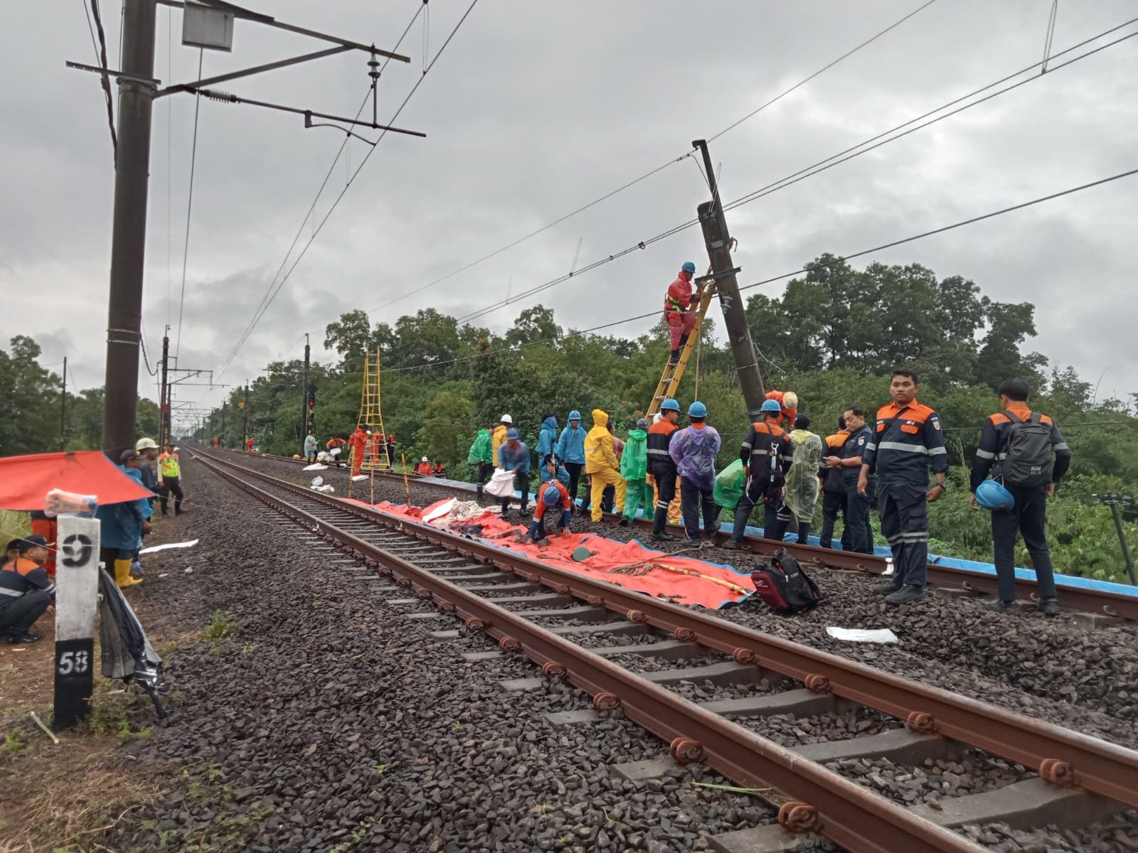 PERBAIKAN. Sejumlah petugas KAI tengah melakukan perbaikan gangguan Tiang Listrik Aliran Atas (LAA) di jalur antara Stasiun Maja-Tigaraksa, Kamis (22/1).