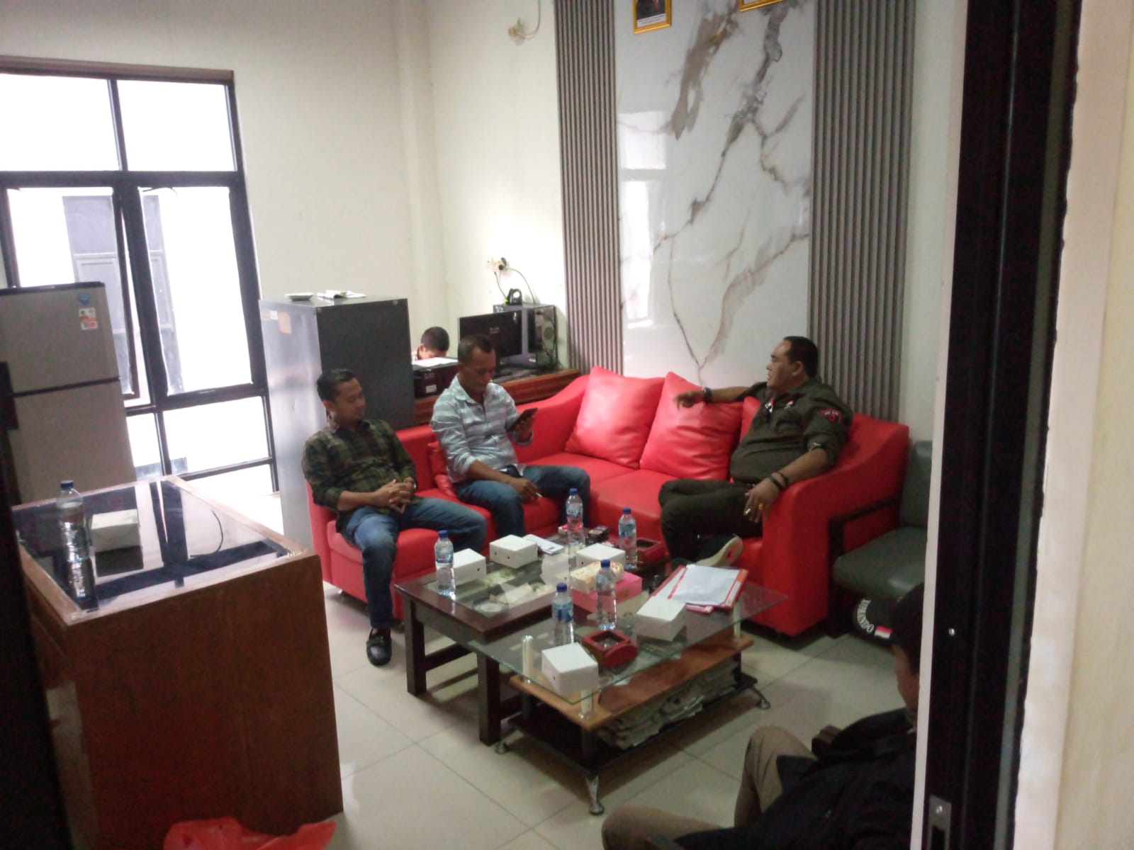 Pertemuan LSM Jaga Raya dengan Fraksi PDIP DPRD Pandeglang, Kamis (29/1/2026).(Ari Supriadi/tangselpos.id)