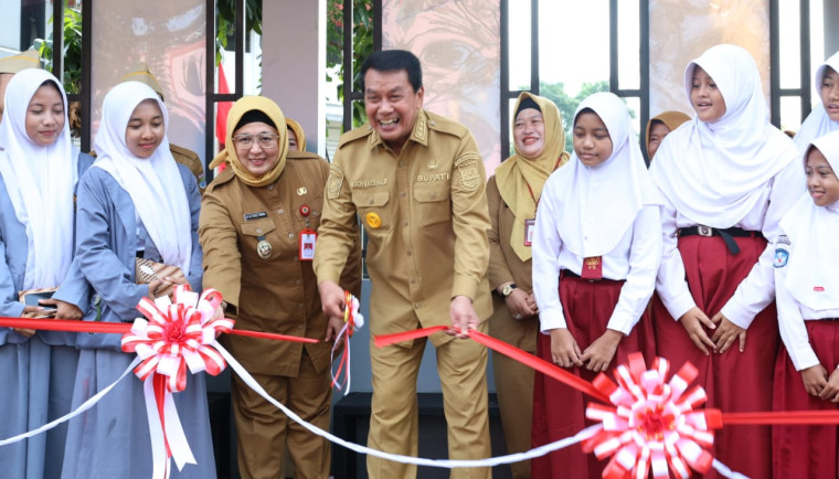 Bupati Tangerang, Moch. Maesyal Rasyid bersama Wakil Bupati Tangerang, Intan Nurul Hikmah meresmikan halte bus sekolah gratis milik Pemerintah Kabupaten (Pemkab) Tangerang, di Jalan Baru Matagara, Tigaraksa, Senin (5/1).
