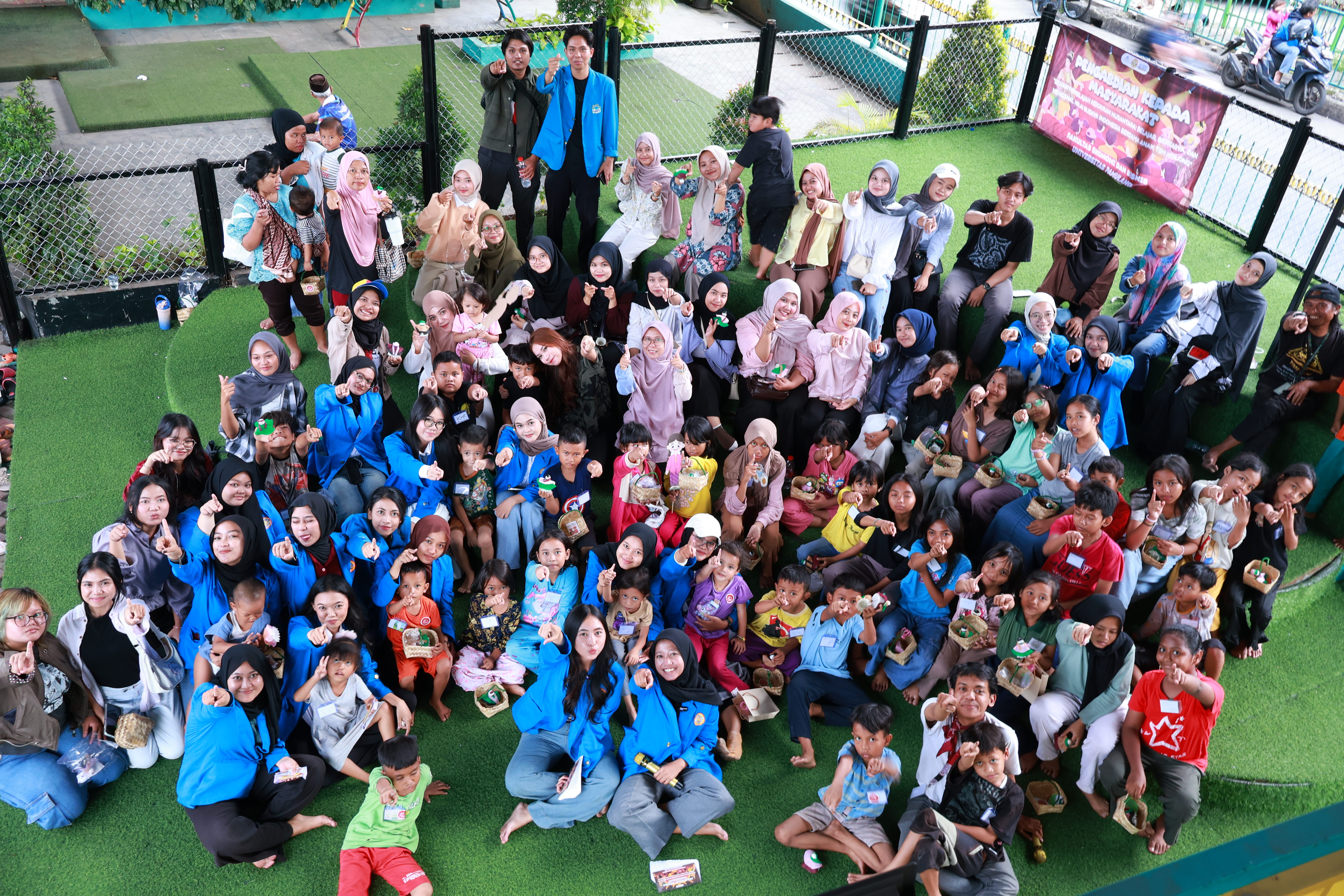 Mahasiswa Akuntansi Universitas Pamulang berfoto bersama anak-anak TBM Kolong Fly Over Ciputat usai kegiatan edukasi budaya “Sehari Menjelajah Nusantara”. (Dok. Mahasiswa Unpam)
