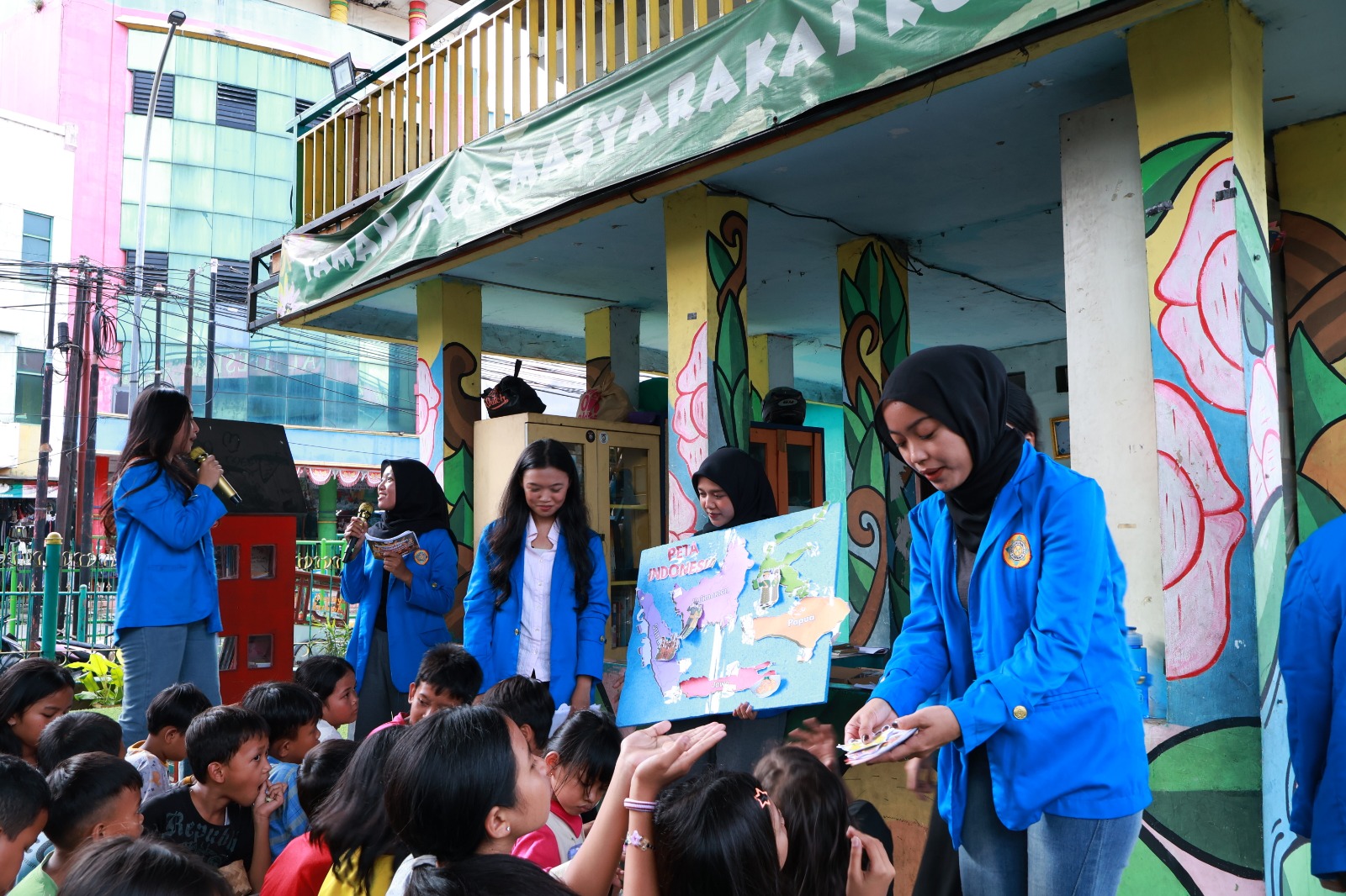 Kegiatan PkM Mahasiswa Akuntansi Universitas Pamulang di TBM Kolong Ciputat, mengenalkan peta Indonesia dan budaya Nusantara kepada anak-anak. (Dok. Mahasiswa Unpam)