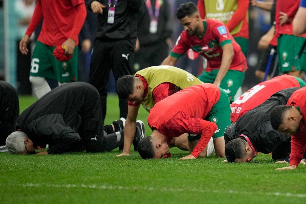 Sujud syukur skuad Maroko usai melaju ke Semifinal Piala Afrika 2025. Foto : Ist