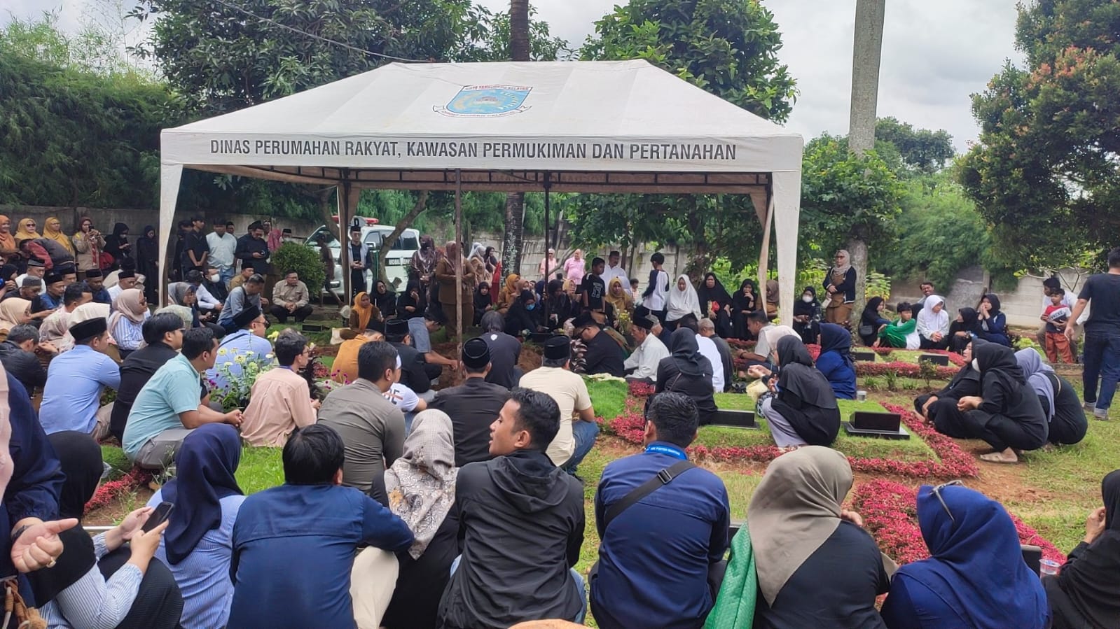 Suasnaa pemakaman Mathoda  di tempat Pemakaman Bukan Umum (TPBU) Tanjung Priyang, Kelurahan Pondok Jagung, Kecamatan Serpong Utara, Selasa (27/1).