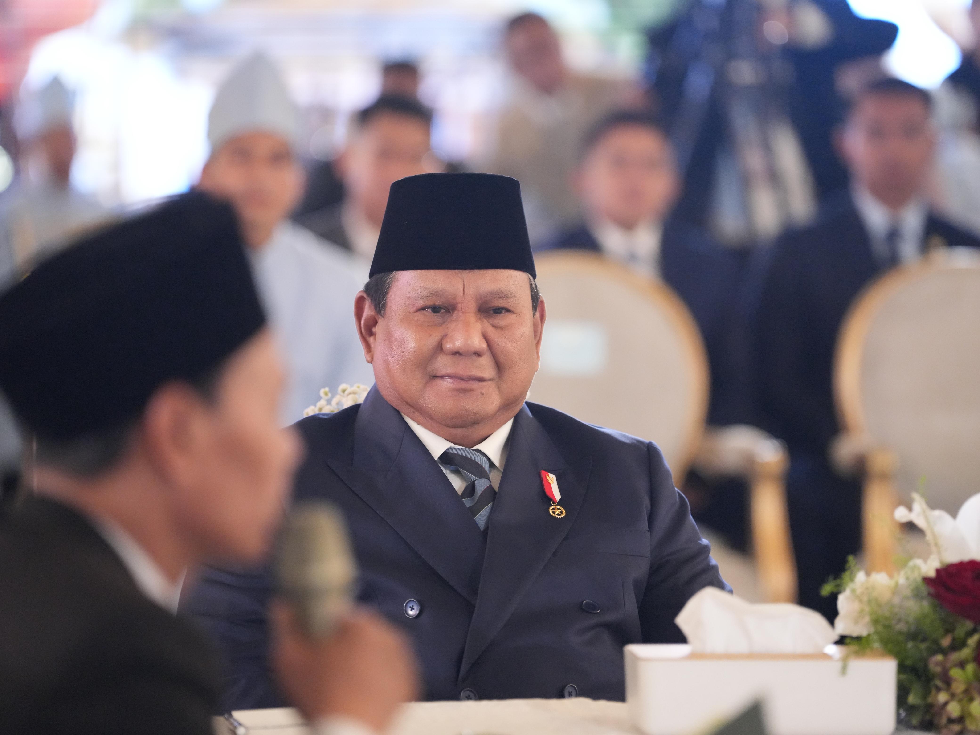 Presiden Prabowo saat menjadi saksi pernikahan Sesprinya Agung Surahman. Foto : Ist