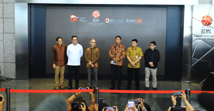 Konferensi pers Ketua Dewan Komisioner OJK, Mahendra Siregar mundur dari jabatannya. Foto : Ist
