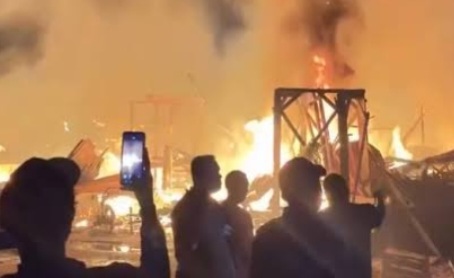 Kebakaran yang melanda Pabrik tahu di Jalan Masjid Darul Falah. foto : Ist