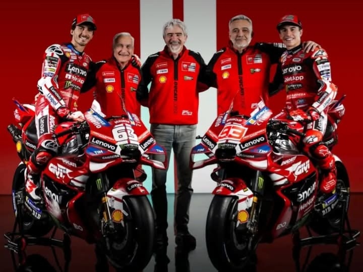 Francesco Bagnaia (kiri) dan Marquez (kanan) bersama Ducati Lenovo Team. Foto : Ist