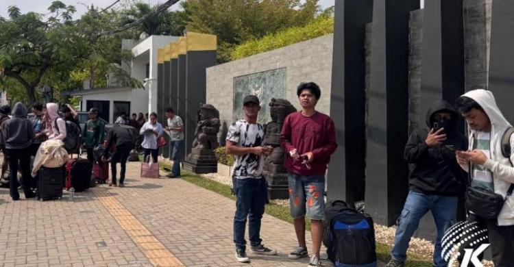 Sejumlah WNI berkumpul di Kedutaan Besar Republik Indonesia di Phnom Penh, Kamboja, Minggu (19/1/26). Foto : Ist