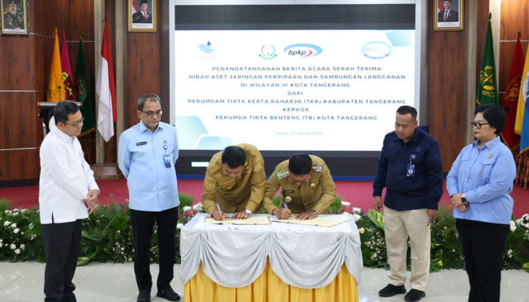 Suasana penandatanganan Berita Acara Serah Terima (BAST) Hibah Aset Jaringan Perpipaan dan Sambungan Langganan Wilayah III Kota Tangerang, dari Perumdam Tirta Kerta Raharja (TKR) Kabupaten Tangerang kepada Perumda Tirta Benteng (TB) Kota Tangerang yang berlangsung kemarin.