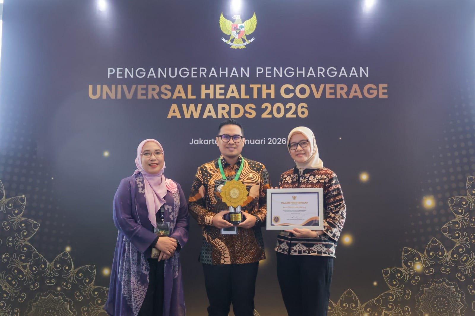 Pemkot Tangsel meraih penghargaan UHC Award 2026 di Jakarta, Selasa (27/1)