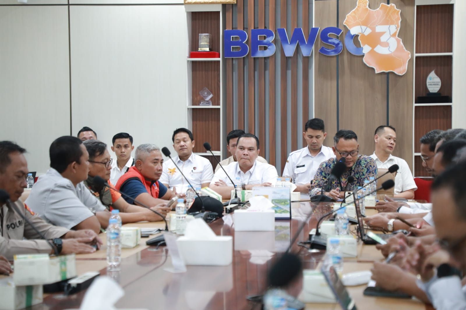Rapat koordinasi lintas instansi terkait identifikasi dan penanganan banjir di Provinsi Banten yang digelar di Kantor BBWSC3, Cipare, Kota Serang, Rabu (14/1/2026).(Istimewa)