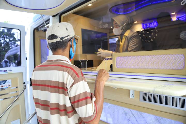 Wajib pajak melakukan pembayaran PBB-P2 secara tunai di mobil keliling Bank BJB yang blusukan mendekatkan pelayanan ke dalam pemukiman, Kota Tangerang.