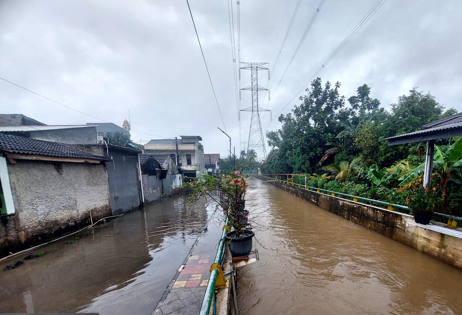 Potret kondisi genangan banjir yang diakibatkan sungai yang tak lagi mampu menampung debit air dari perumahan warga di Pamulang