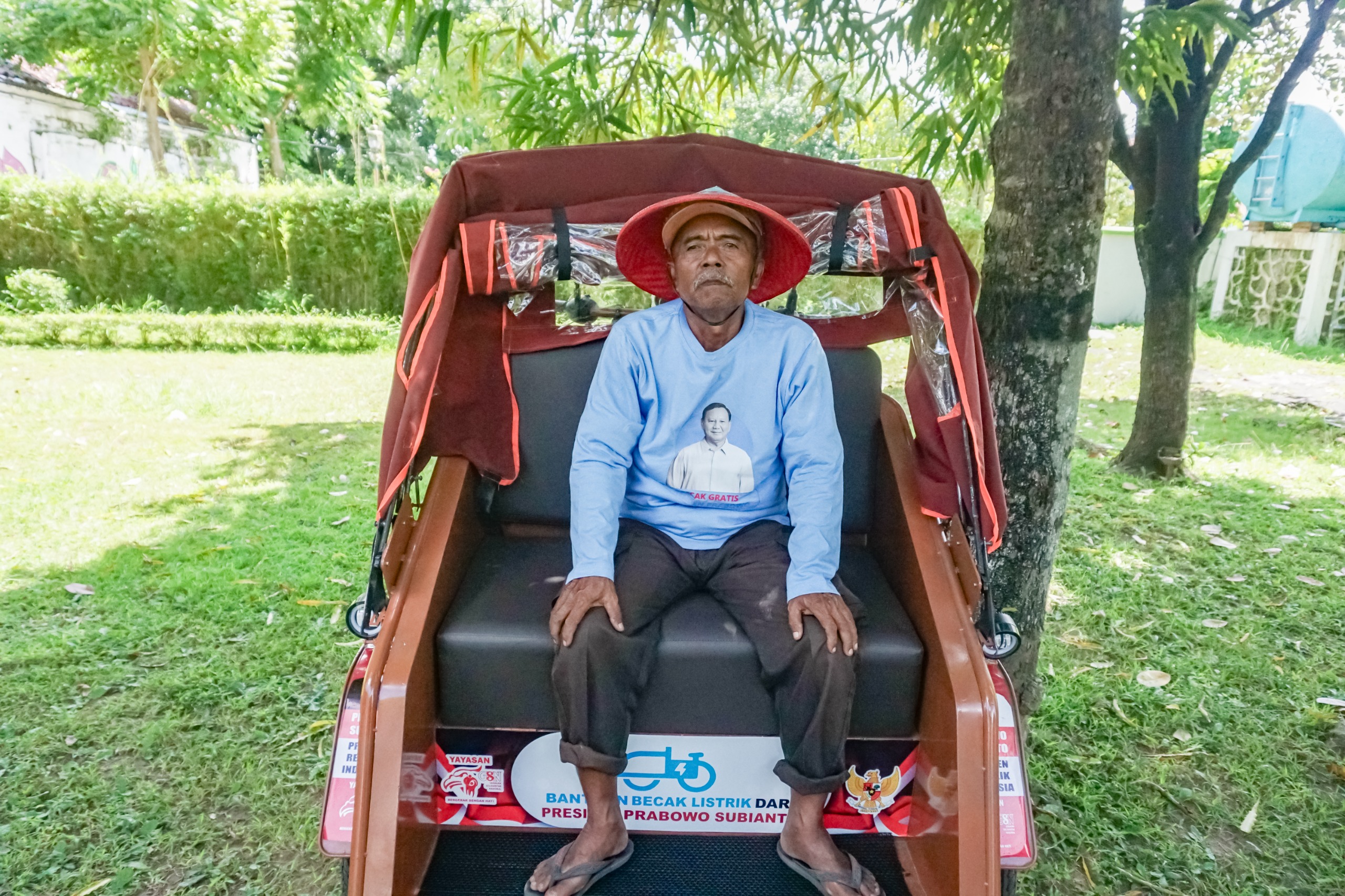 Sukri (77), penarik becak asal Blora, Jawa Tengah yang mendapat becak listrik dari Presiden Prabowo. Foto  : Tim Media Presiden