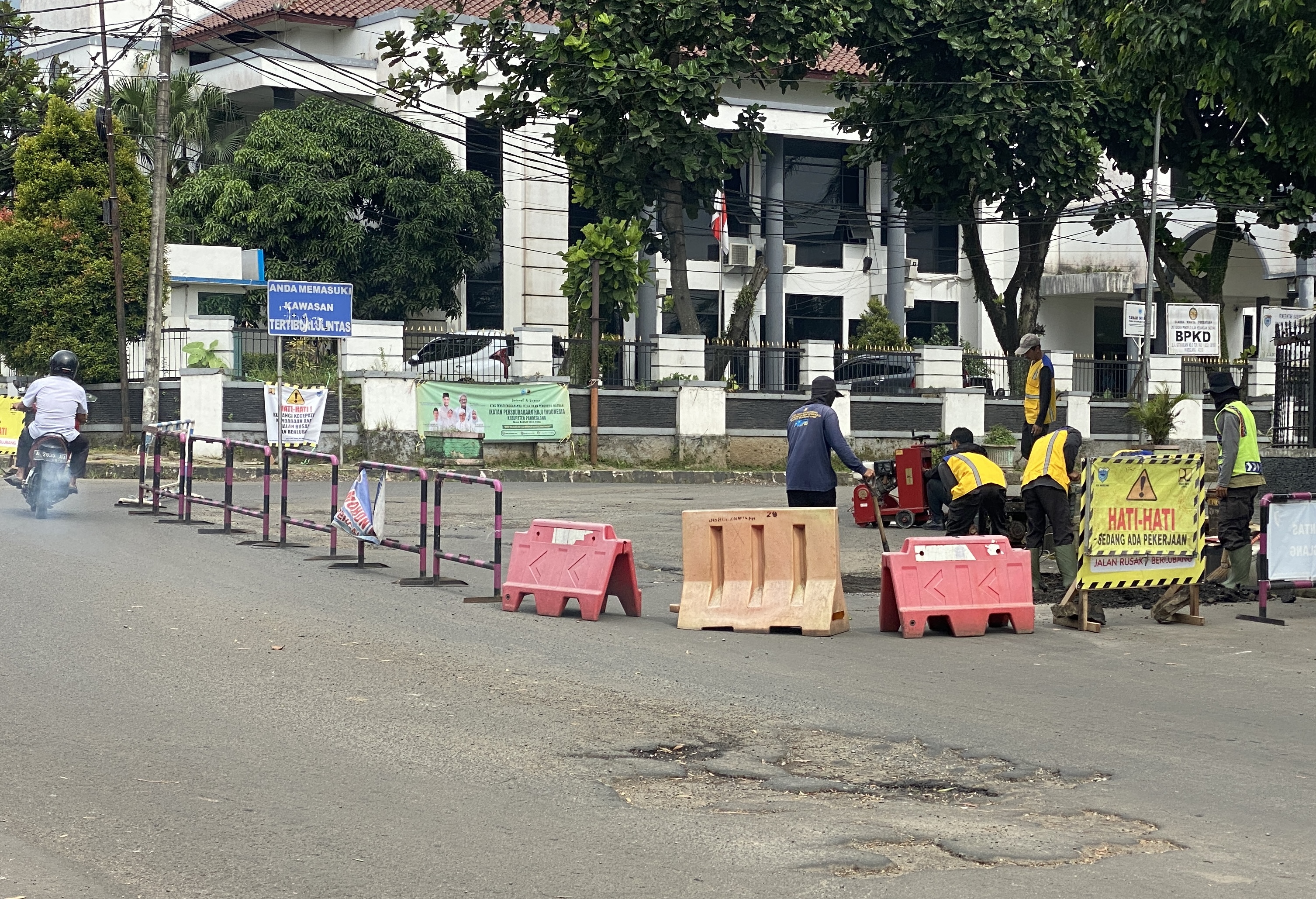 PERBAIKAN. Para pekerja dari pihak DPUPR Pandeglang, sedang membongkar bagian jalan yang berlubang untuk dilakukan perbaikan, Selasa (27/1).