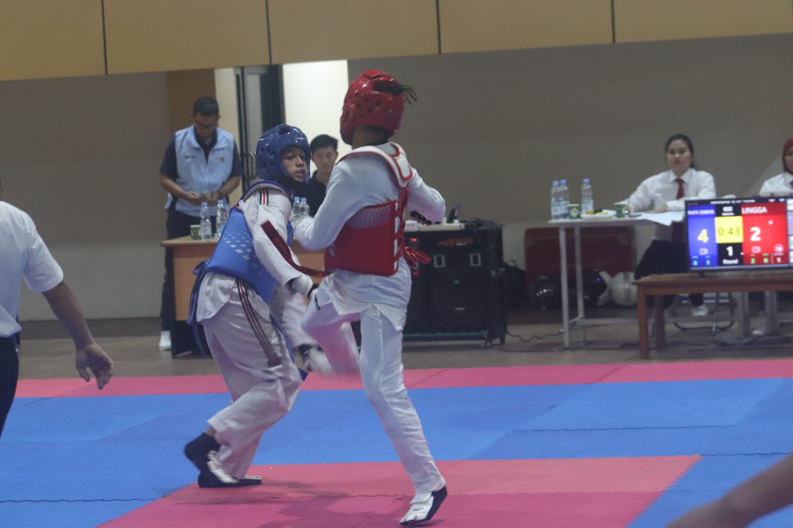 Atlet taekwondo mengikuti seleksi nomor kyorugi di GOR Beladiri Kabupaten Tangerang, Minggu (11/1).