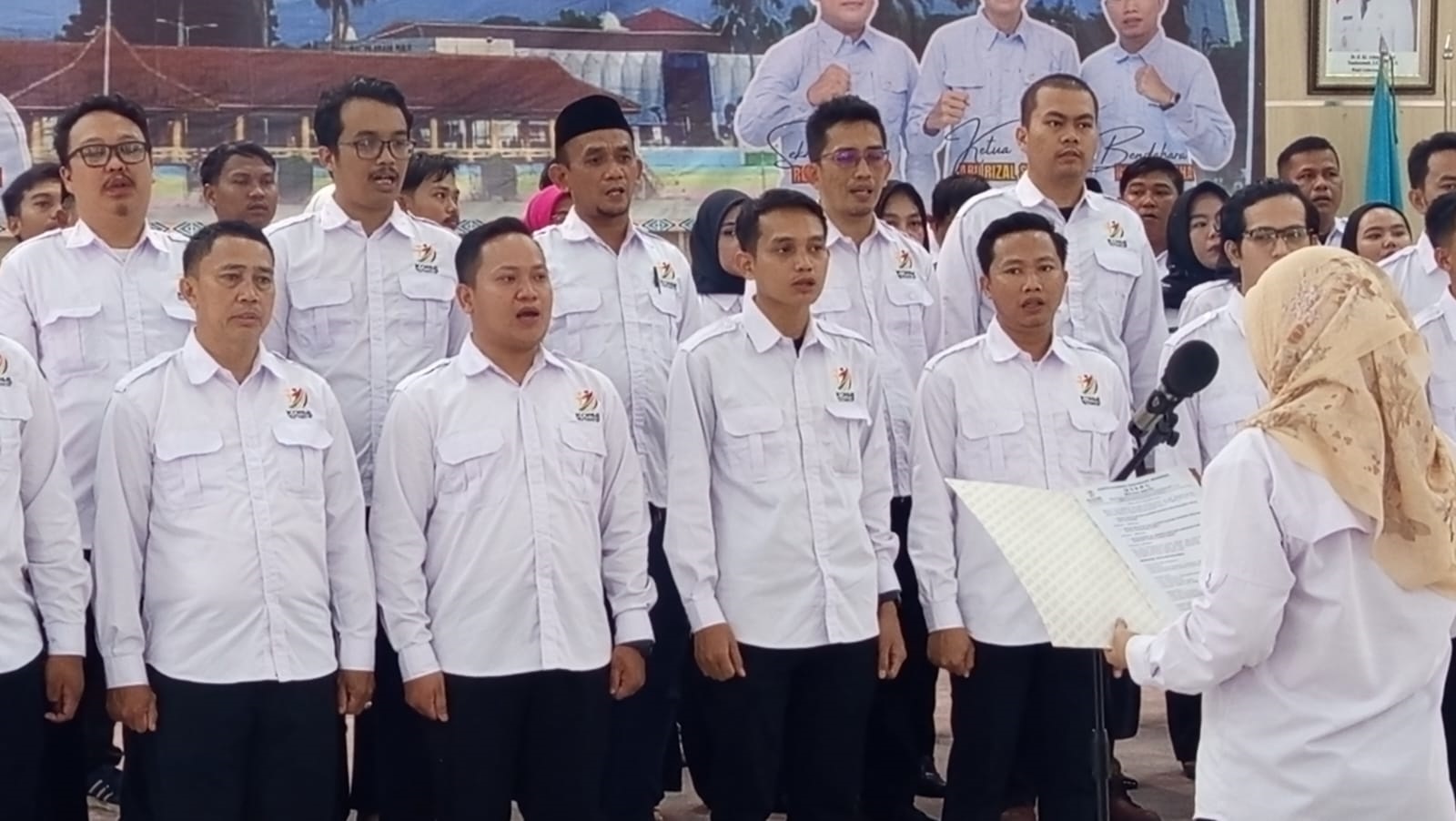 DILANTIK. Jajaran pengurus Kormi Kabupaten Pandeglang periode 2025-2029, sedang dilantik oleh Ketua Kormi Provinsi Banten Nuraeni, di Aula Pendopo Negara Bupati Pandeglang, Selasa (20/1).