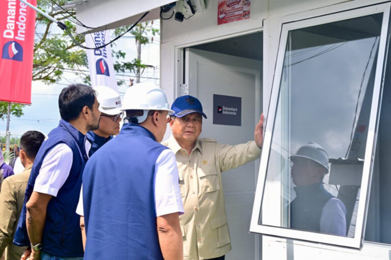 Presiden Prabowo saat meninjau Huntara di Aceh Tamiang. Foto Ist
