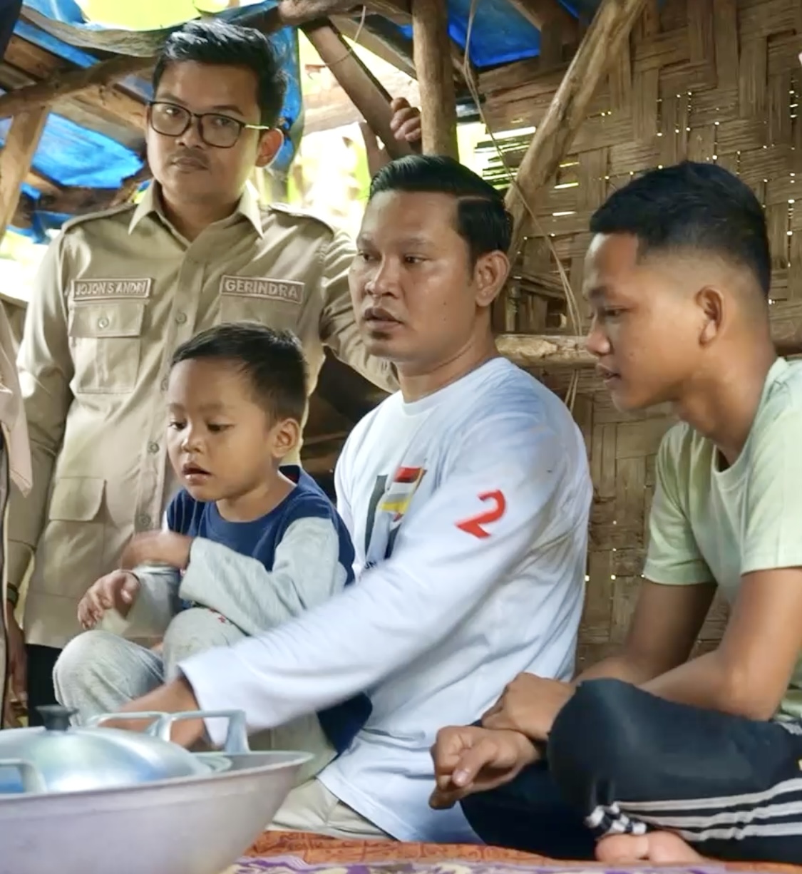 Saat melongok untuk memberikan bantuan, Ketua DPC Gerindra Pandeglang Fikri Pebriansyah menyempatkan duduk sambil memangku salah seorang anak yang tinggal di gubuk reot milik empat bersaudara, Rabu (28/1).