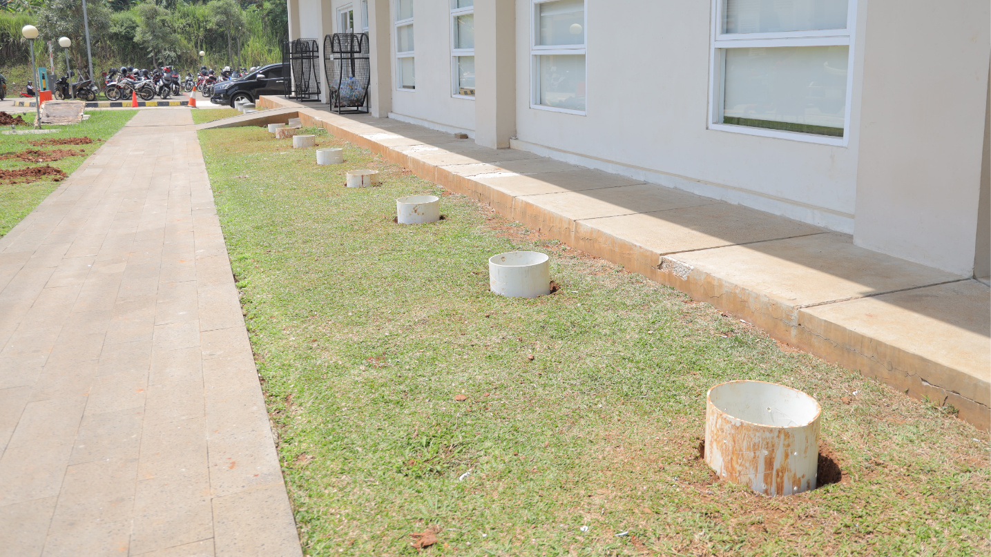 DCKTR memasang sejumlah biopori guna mengurai sampah organik di kawasan Perkantoran Lengkong