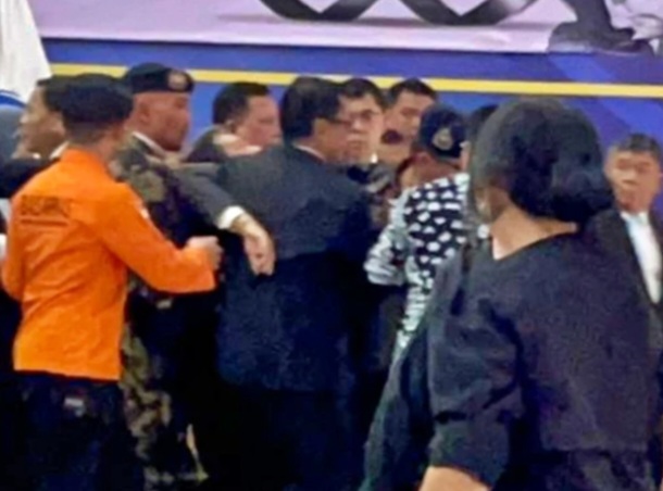 Menteri KKP pingsan saat persemayangan korbsn Oesawat ATR  42-500. Foto