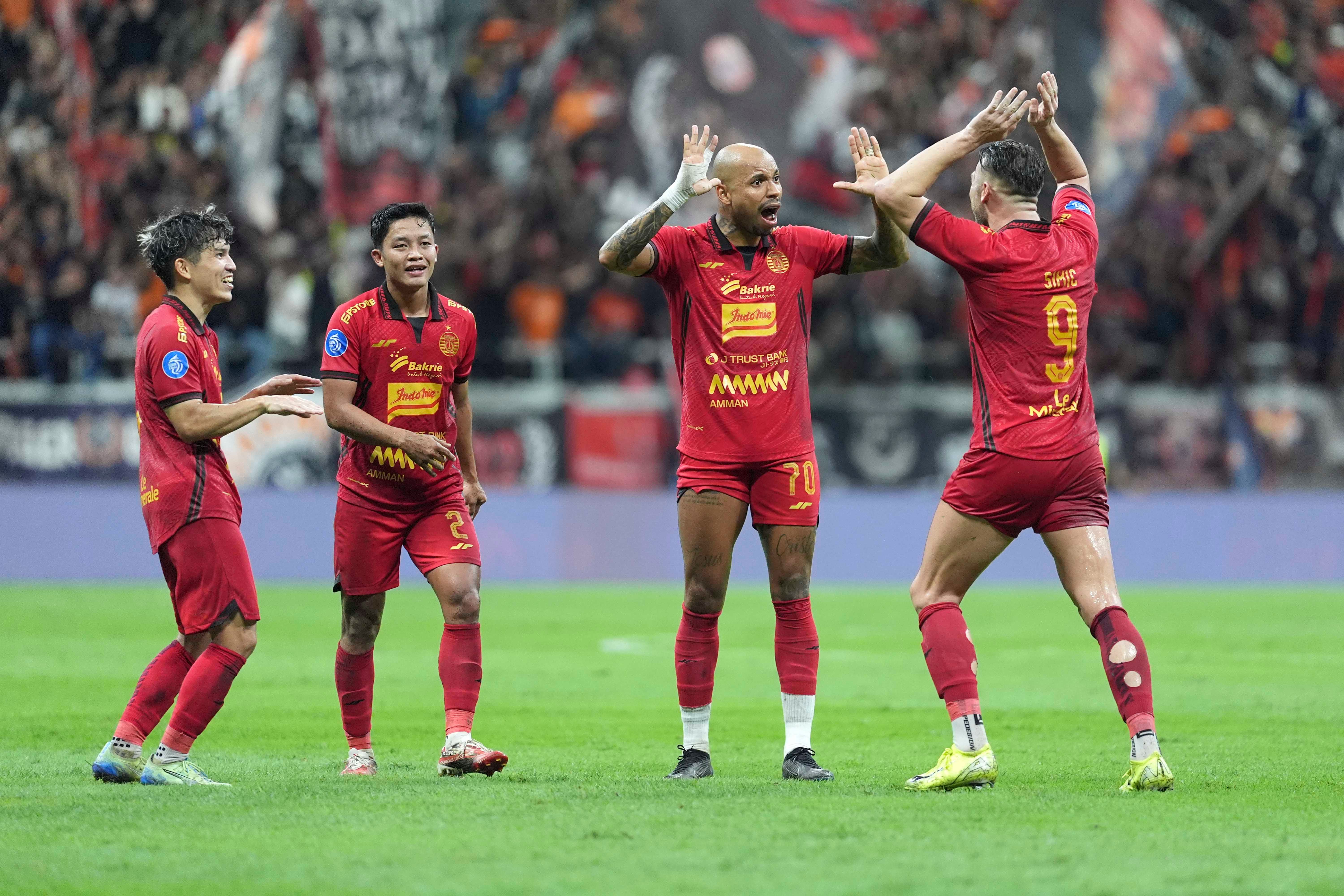 Selebrasi skuad Persija usai menang 2-0 dari tuan rumah Persita. Foto : Ist