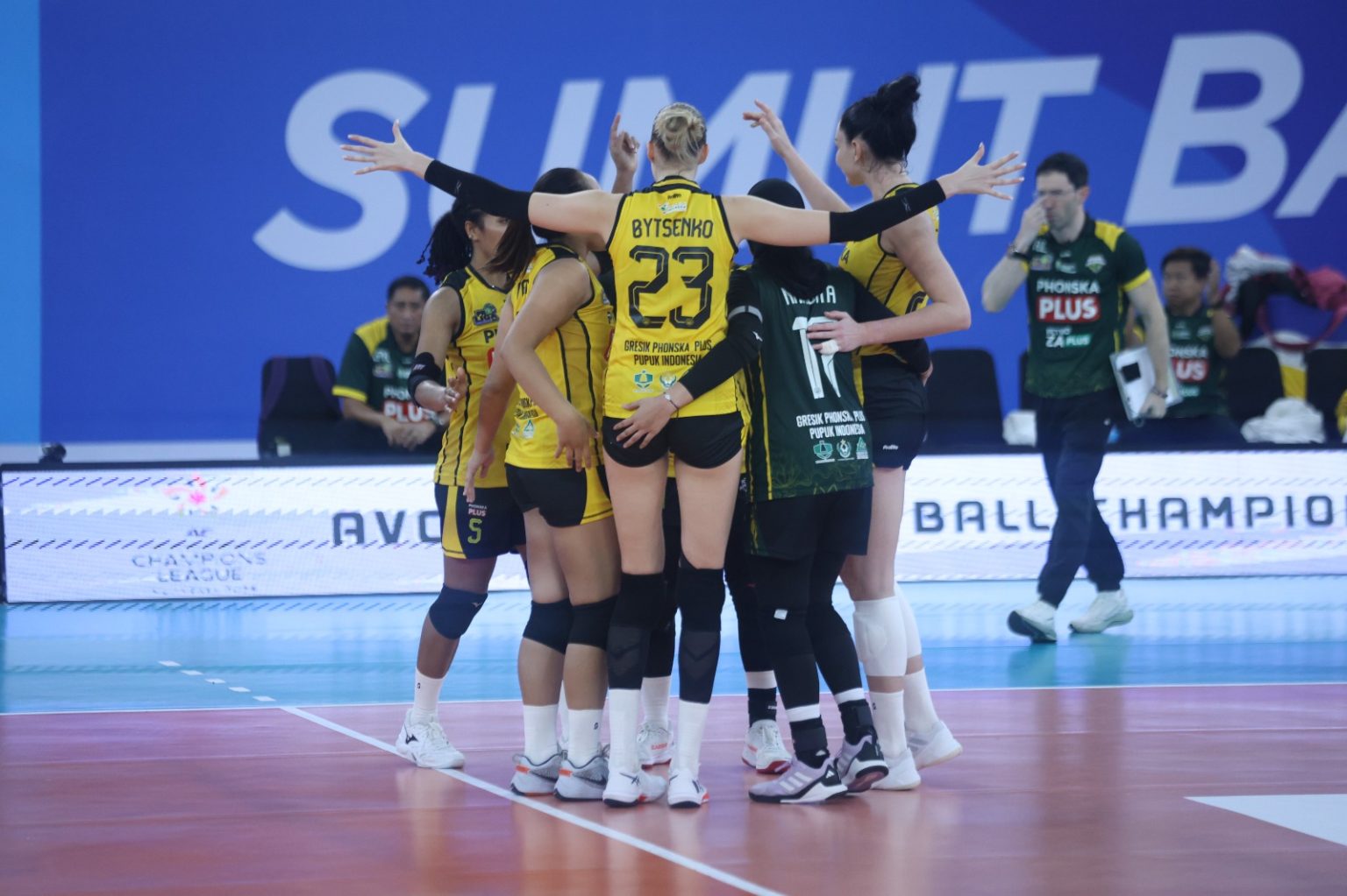 Selebrasi Tim putri Gresik Phonska usai menekuk 3-0 Popsivo Polwan. Foto ; Ist