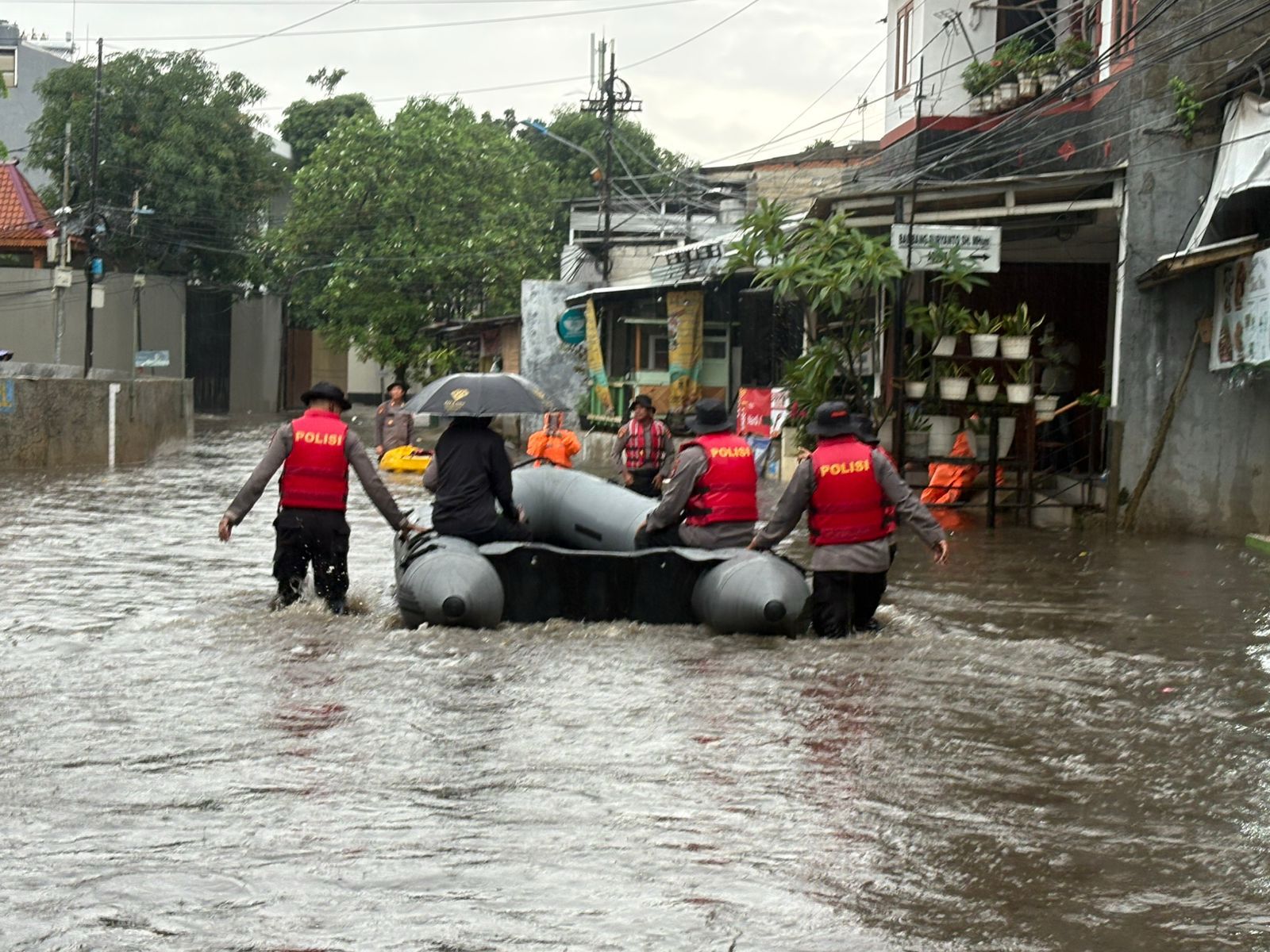 Asrama Polri di Pondok Karya terdampak banjir. Foto : Ist